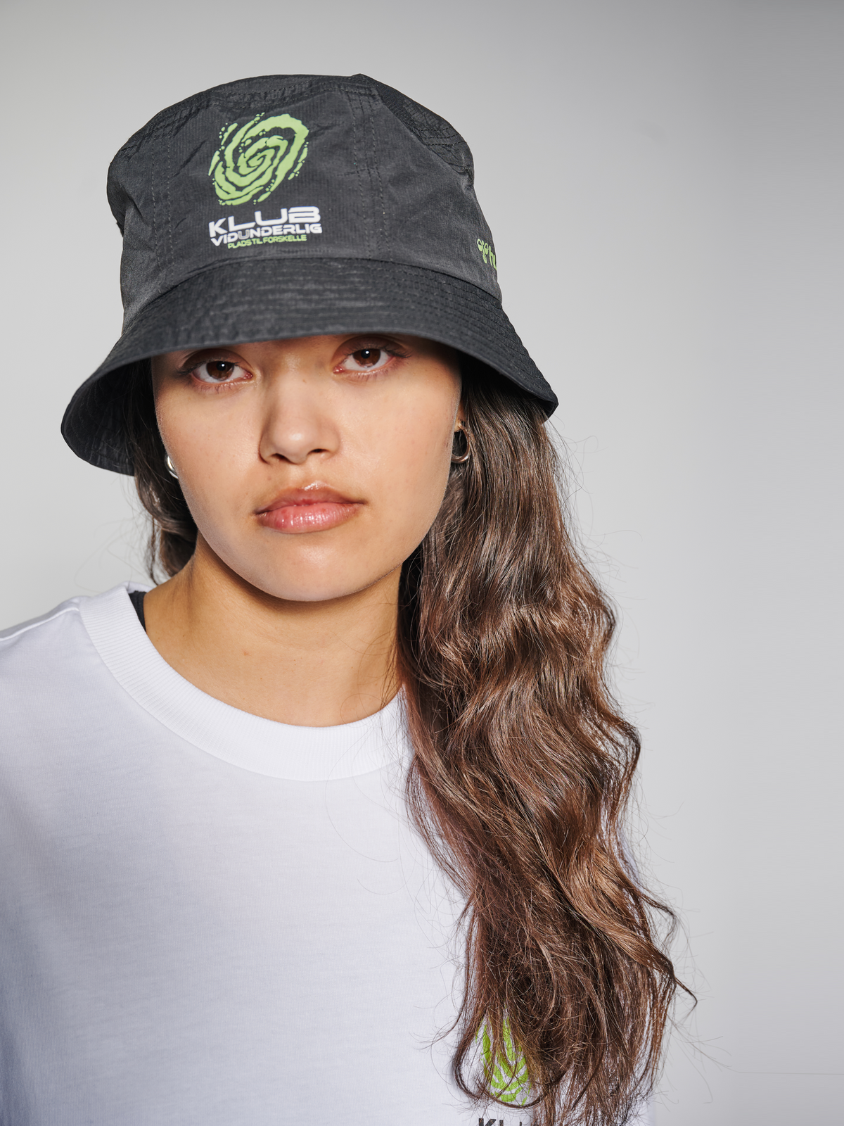 hmlPLADSTILFORSKELLE BUCKET HAT